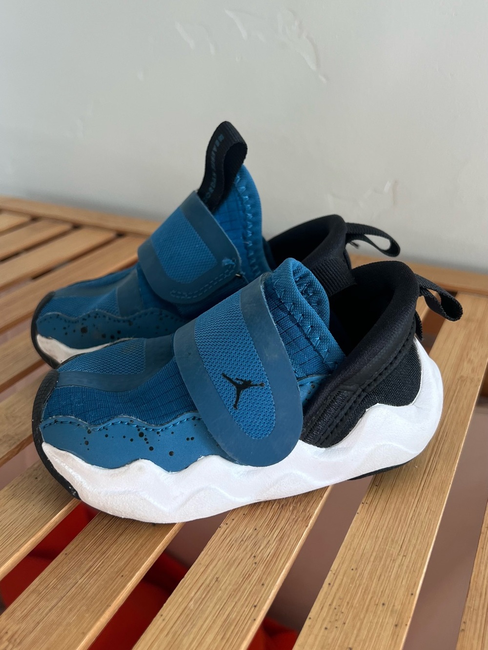 Jordan Kids Blue and Black Hook-and-Loop Slip-On Sneakers, size 4c